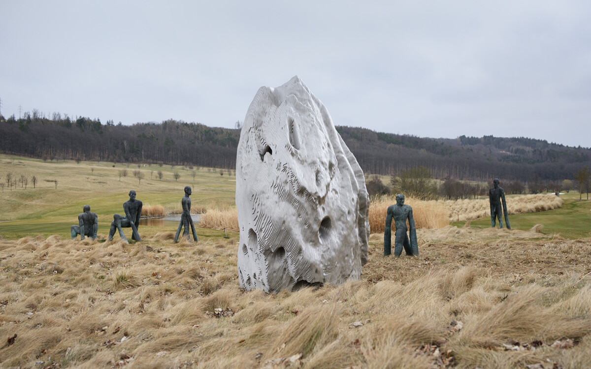 Vesmírná odysea, trvalá instalace na golfovém hřišti Kaskáda je tvořená sousoším třinácti bronzových Hráčů a ocelovou sochou Asteroid 2, Foto: Ondřej Polák